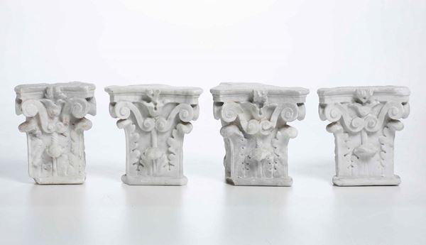 Quattro capitelli in marmo bianco scolpito. XIX secolo
