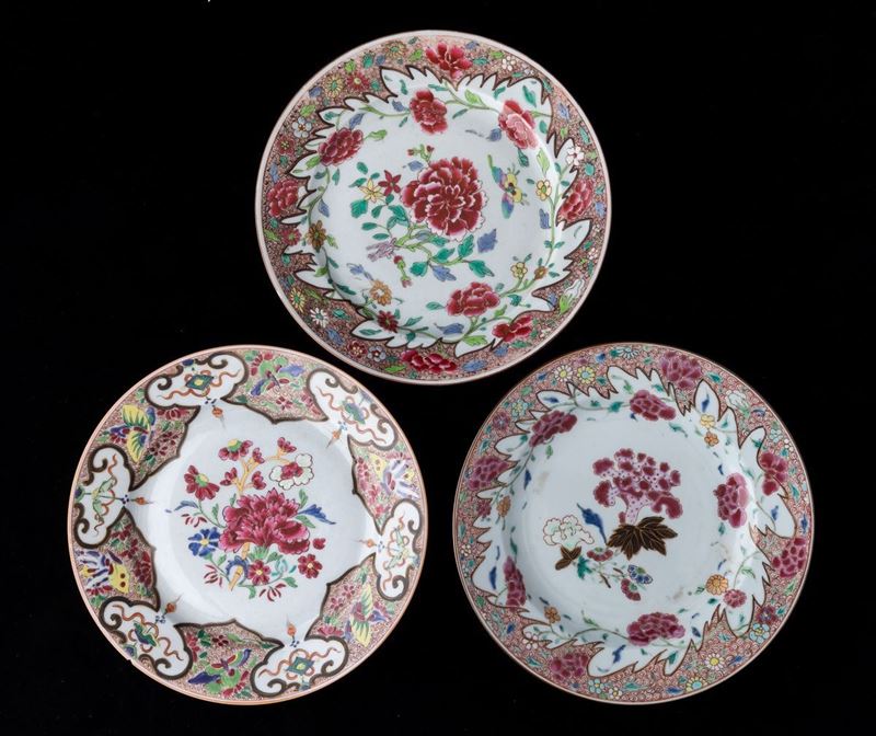 Tre piatti diversi in porcellana Famiglia Rosa con peonie e decori floreali, Cina, Dinastia Qing, epoca Qianlong (1736-1796)  - Auction Asian Art | Cambi Time - Cambi Casa d'Aste