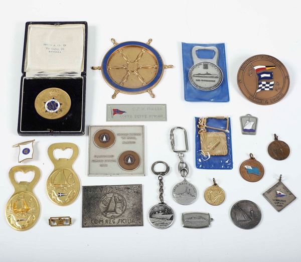 Lotto di pendenti e medagliette a soggetto marinaro. XX secolo