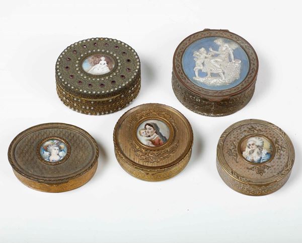 Lotto di cinque scatole diverse in lamierino dorato e bronzo. XIX-XX secolo