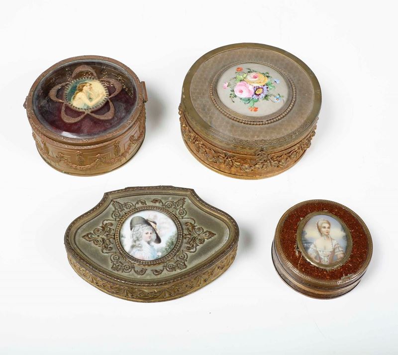 Lotto di quattro scatole diverse in lamierino dorato e bronzo. XIX-XX secolo  -  [..]