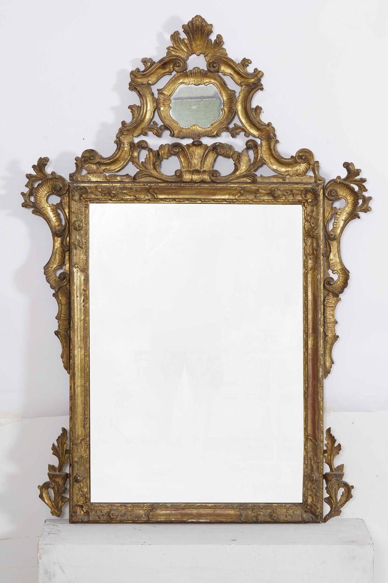 Specchiera in legno intagliato e dorato. XIX secolo  - Asta Antiquariato Giugno  [..]