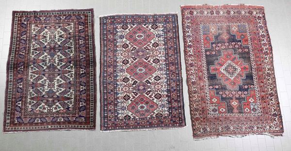 Lotto di tre tappeti due Caucaso prima metà XX secolo, uno sud Persia fine XIX inizio XX secolo