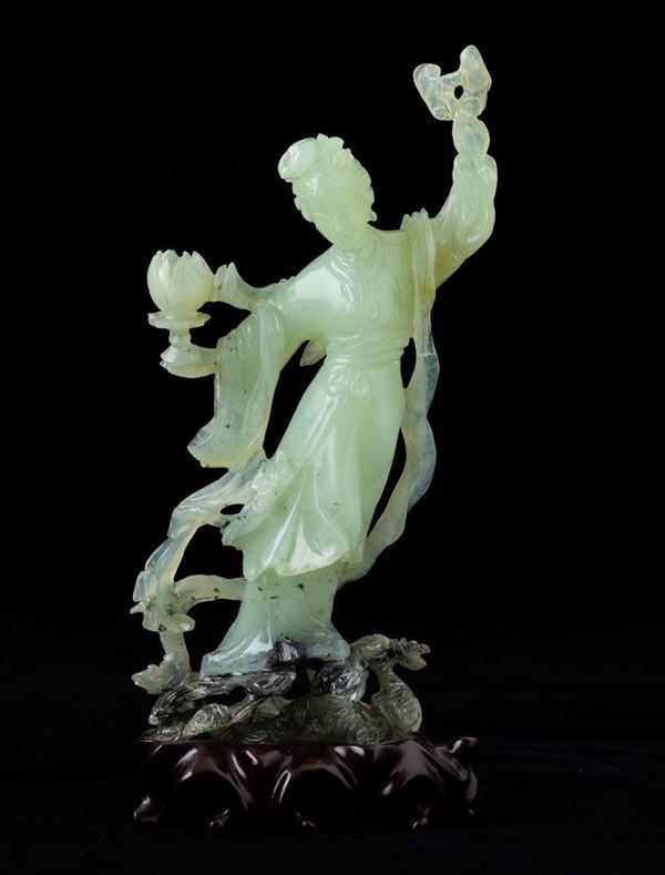 Figura di fanciulla scolpita in giada verde, Cina, XX secolo