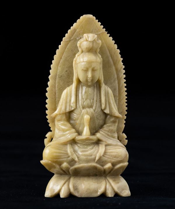 Figura di Guanyin entro aura seduta su doppio fiore di loto in saponaria, Cina, XX secolo