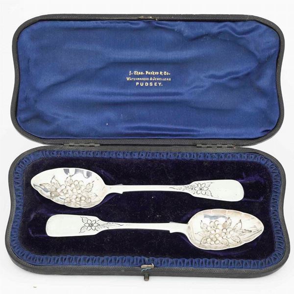Due cucchiai in argento dorato. Inghilterra XX secolo
