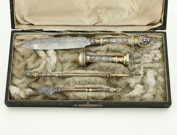 Set per scrivania in argento e metallo entro scatola, Germania, XX secolo