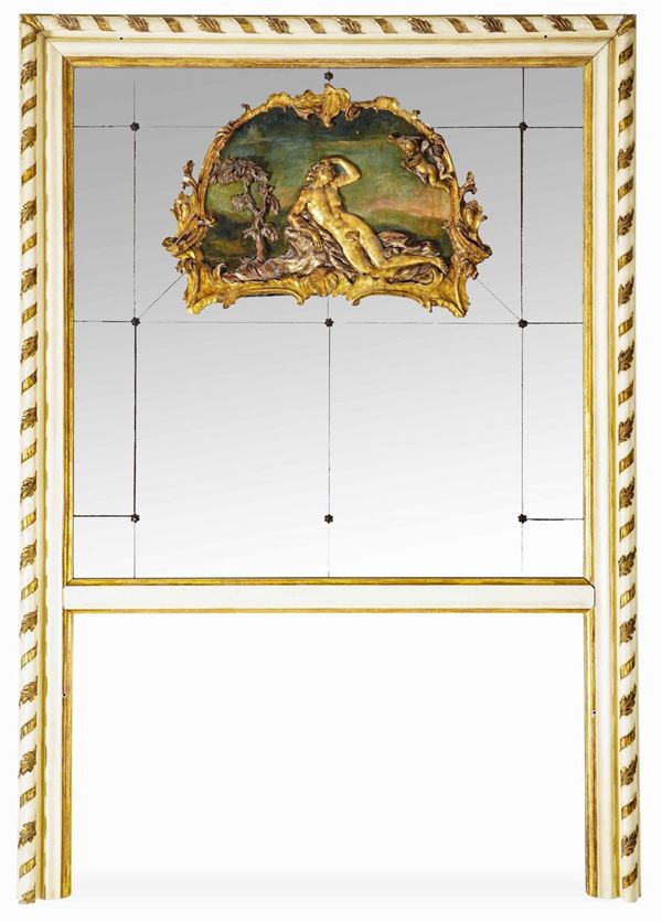 Grande specchiera fondosala in legno intagliato, laccato e dorato, XIX secolo