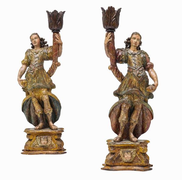 Coppia di sculture reggicero in legno laccato e dorato. Arte lombarda del XVII secolo