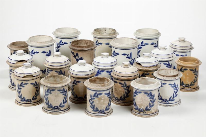 Ventuno vasi da farmacia con nove coperchi, fine del XVIII - inizio del XIX secolo  - Asta Ceramiche e Vetri | Cambi Time - Cambi Casa d'Aste