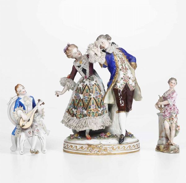 Un gruppo e due figurine in porcellana Manifatture diverse, XX secolo