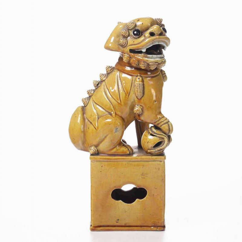 Cane di Pho in porcellana monocroma color giallo. Cina, XX secolo  - Auction Antique  [..]