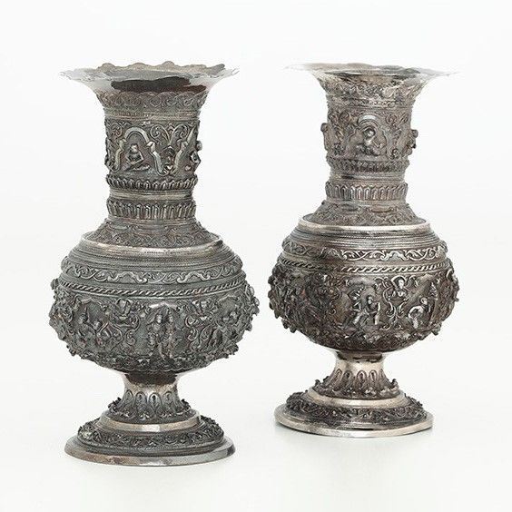 Coppia di vasi in argento fuso, sbalzato e cesellato.