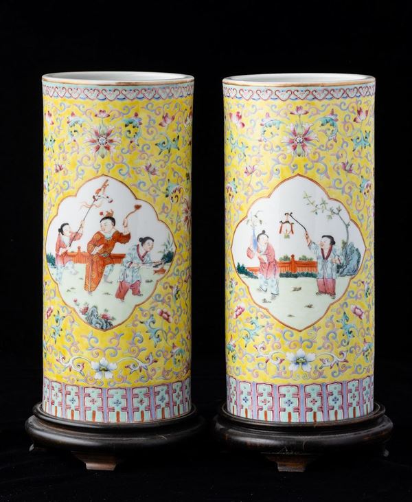 Coppia di vasi cilindrici in porcellana Famiglia Rosa con scene di vita comune entro riserve sagomate  [..]