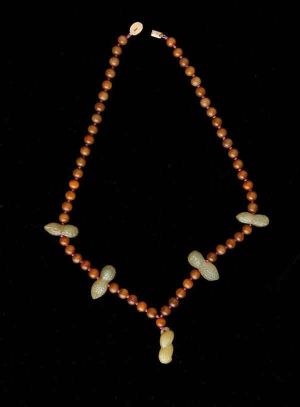 Collana con perle scolpite in giada ed elementi a foggia di fruttini, Cina, XX secolo