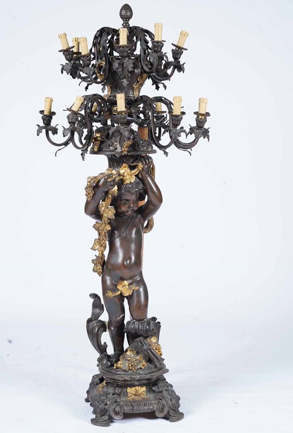 Grande candelabro in bronzo patinato. XX secolo
