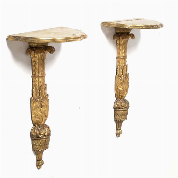 Coppia di comodini pensili in legno intagliato e dorato a motivi fogliati, XX secolo