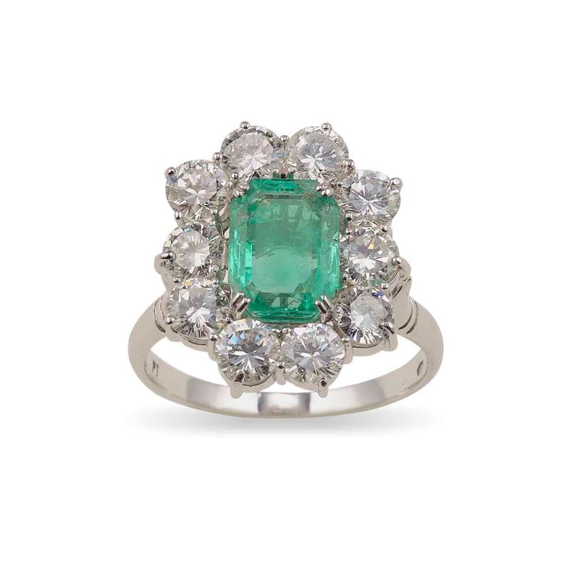 Emerald, diamond and platinum cluster ring  - Auction Fine and Coral Jewels - Cambi  [..]