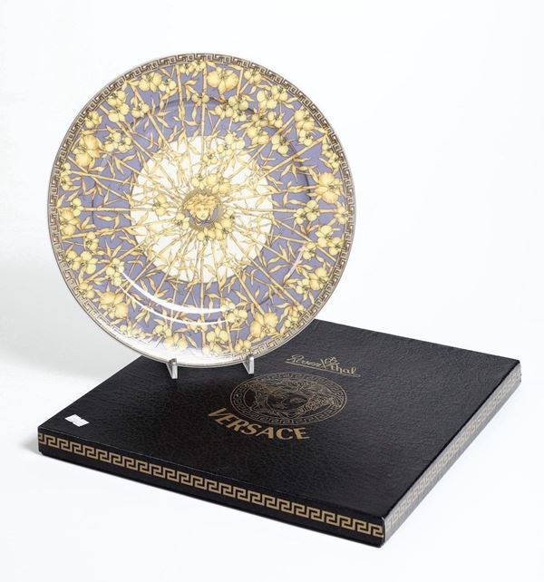 Piatto Versace, modello “Floralia Medusa Gold”, fine del XX secolo