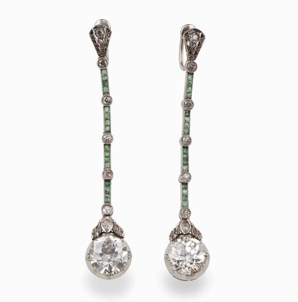 Orecchini pendenti con diamanti di vecchio taglio di ct 3.35 e ct 3.59 circa e piccoli smeraldi