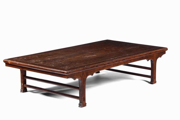 Grande tavolo basso in legno. Cina, XX secolo