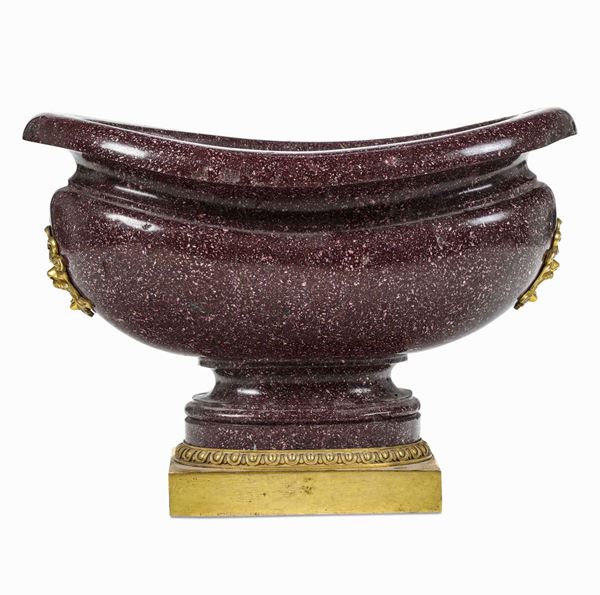 Vasca. Porfido, bronzo dorato e cesellato. XVIII-XIX secolo