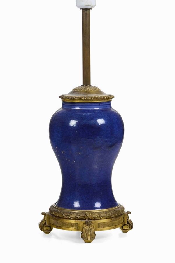 Vaso in porcellana monocroma blu con tracce di lumeggiature color oro. Cina, Dinastia Qing, XIX secolo