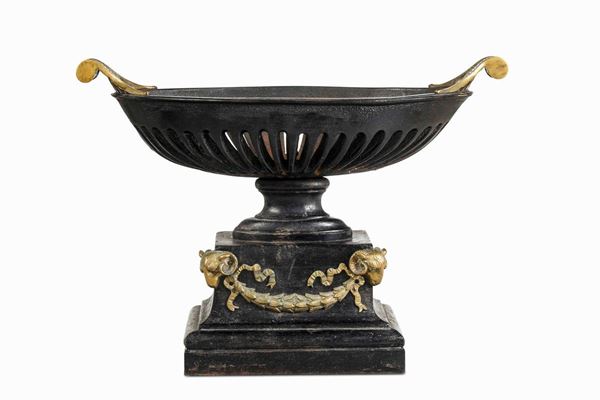 Vasca biansata in ferro fuso, patinato e bronzo dorato. XIX-XX secolo