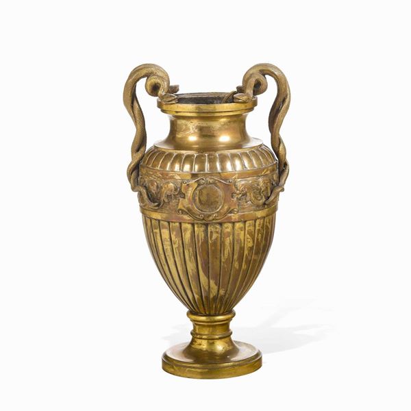 Vaso biansato in bronzo dorato e cesellato. XIX secolo