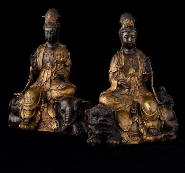 Due figure di Guanyin assise su elefante e leone in bronzo parzialmente dorato, Cina, Dinastia Qing,  [..]