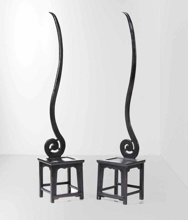Due sedie con schienale scultoreo  - Asta Design - Cambi Casa d'Aste