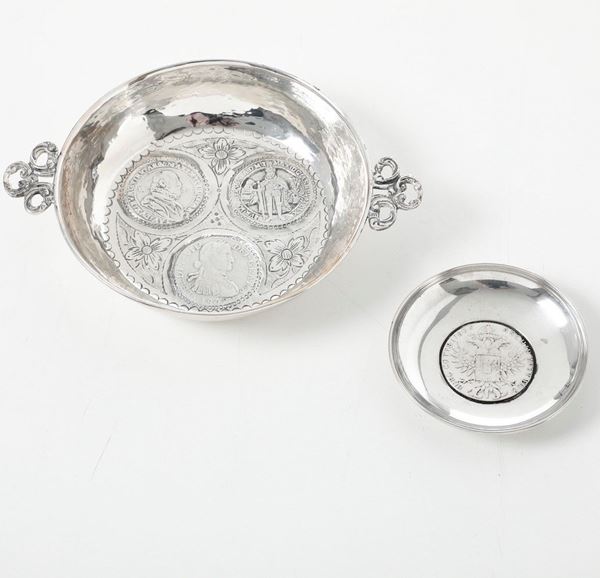Coppetta e piattino in argento fuso e cesellato con talleri austriaci incastonati. Argenteria europea del XX secolo