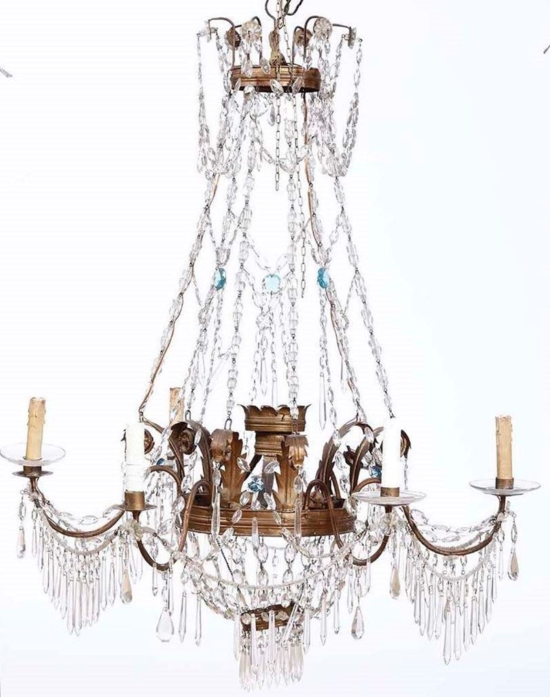 Lampadario a sei luci in metallo dorato e cristalli. XIX secolo  - Auction Antique  [..]