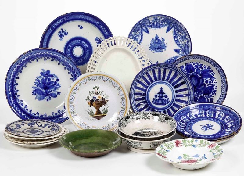 Diversi piatti in ceramica  - Auction Majolica, Porcelain and Glass | Cambi Time - Cambi Casa d'Aste