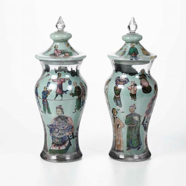 Coppia di vasi in vetro con decalcomania, Piemonte, fine XVIII, inizi XIX secolo (?)