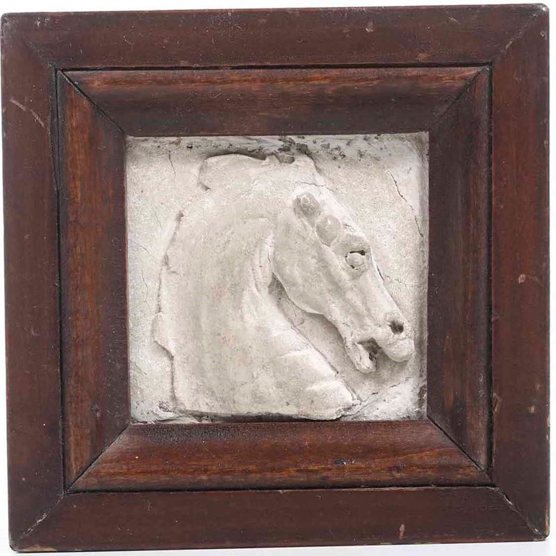 Piccolo rilievo in gesso raffigurante cavallo entro cornice. Fine XIX secolo  -  [..]