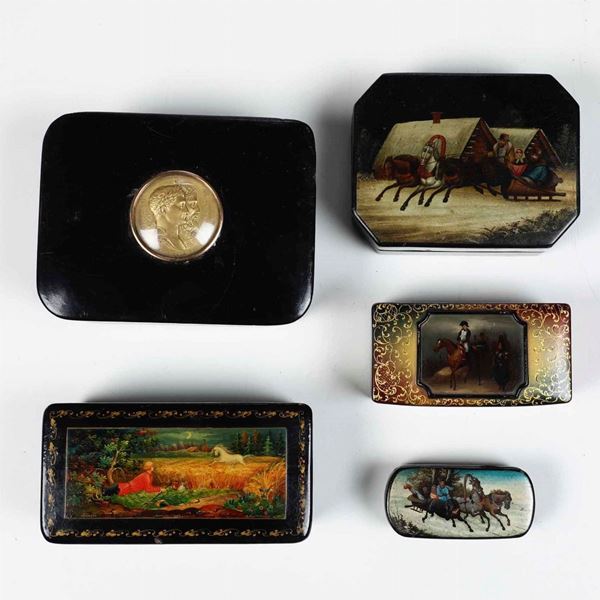 Lotto di cinque tabacchiere e scatole in lacca dipinta e metallo dorato (quattro Russia, XIX secolo e una Inghilterra, XIX secolo)