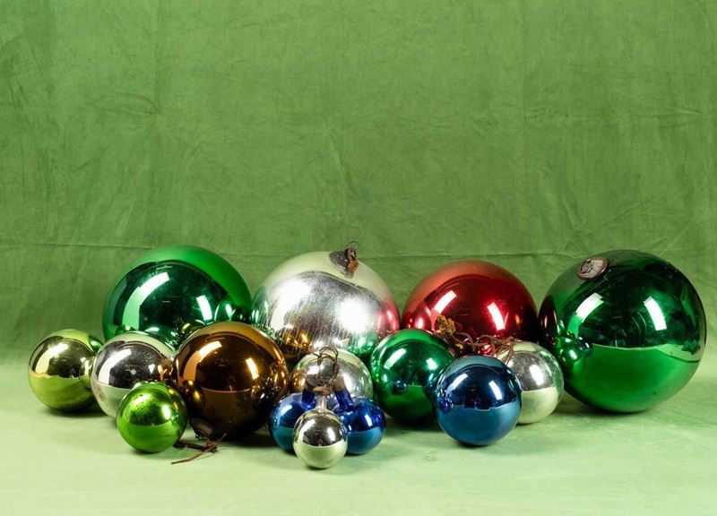 Lotto composto da quindici sfere natalizie in vetro soffiato specchiato a più  [..]