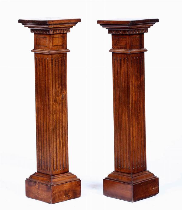 Coppia di colonne in legno scanalate. XX secolo