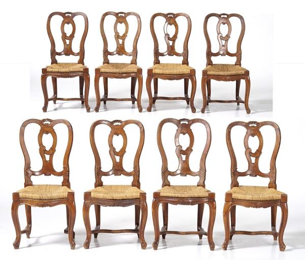 Otto sedie in noce intagliato. XIX-XX secolo