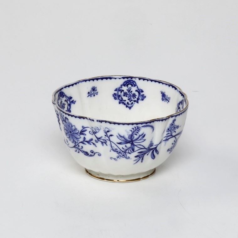 Ciotola<BR>Probabilmente Inghilterra, XIX secolo  - Auction Majolica, Porcelain and Glass | Cambi Time - Cambi Casa d'Aste