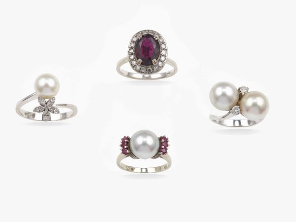Lotto composto da quattro anelli con perle coltivate, piccoli diamanti, piccoli rubini ed un granato