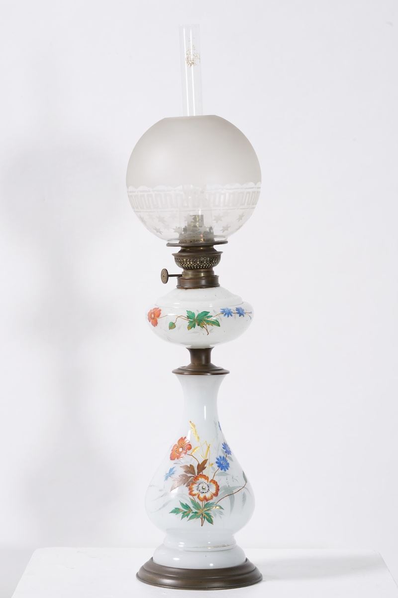 Lampada a petrolio decorata con fiori policromi  - Auction Majolica, Porcelain and  [..]