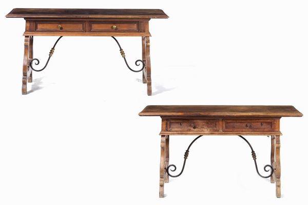 Coppia di tavoli a due cassetti. XVIII secolo