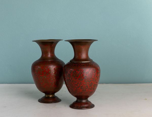 Coppia di vasi in bronzo. XX secolo