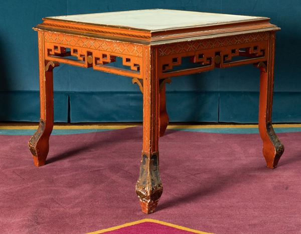 Tavolo basso in legno laccato. Cina, XX secolo