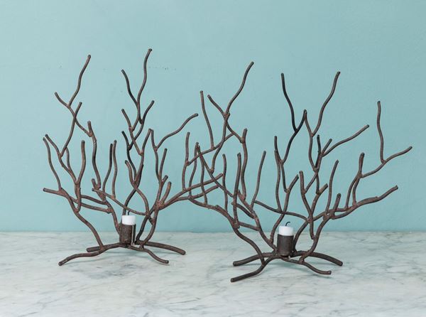 Coppia di portacandele in ferro in forma di ramo di corallo. XX secolo