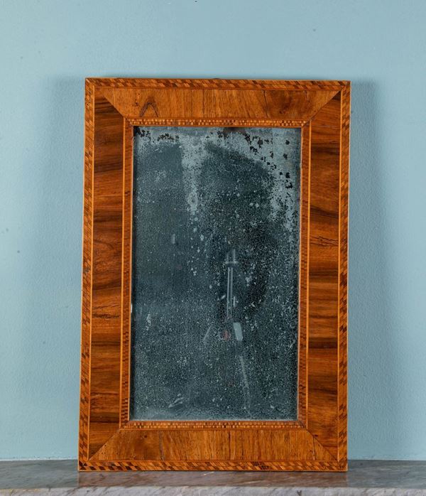 Specchio con cornice lastronata e filettata. XIX-XX secolo