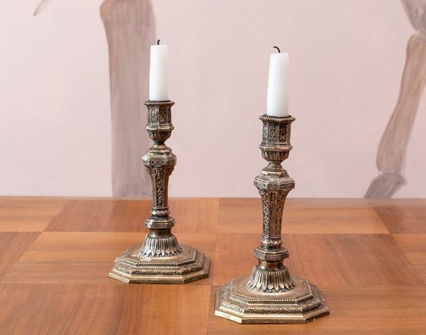 Coppia di candelieri in metallo argentato. Francia, prod. Christofle, XX secolo