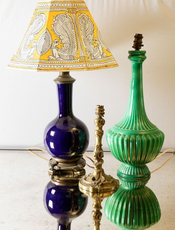 Lotto di tre lampade da tavolo in porcellana e bronzo. XX secolo
